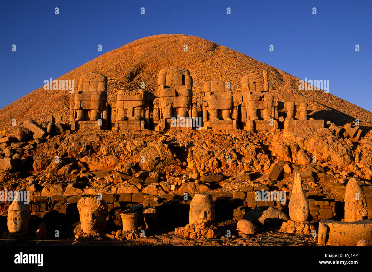 Turquie, Anatolie du Sud-est, Mont Nemrut au lever du soleil Banque D'Images