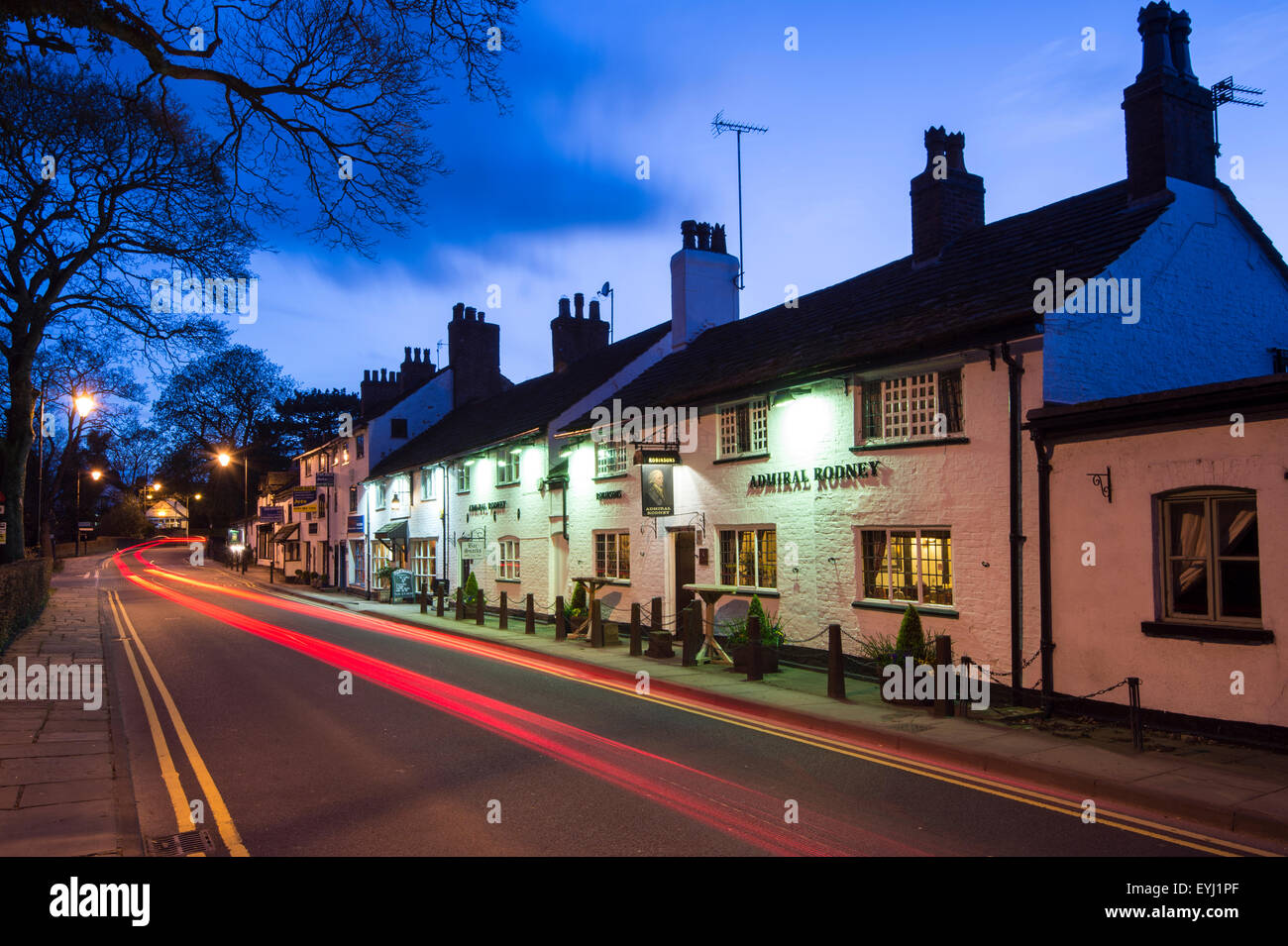 L'amiral Rodney en Prestbury Village, la nuit, près de Prestbury, Macclesfield, Cheshire. Banque D'Images