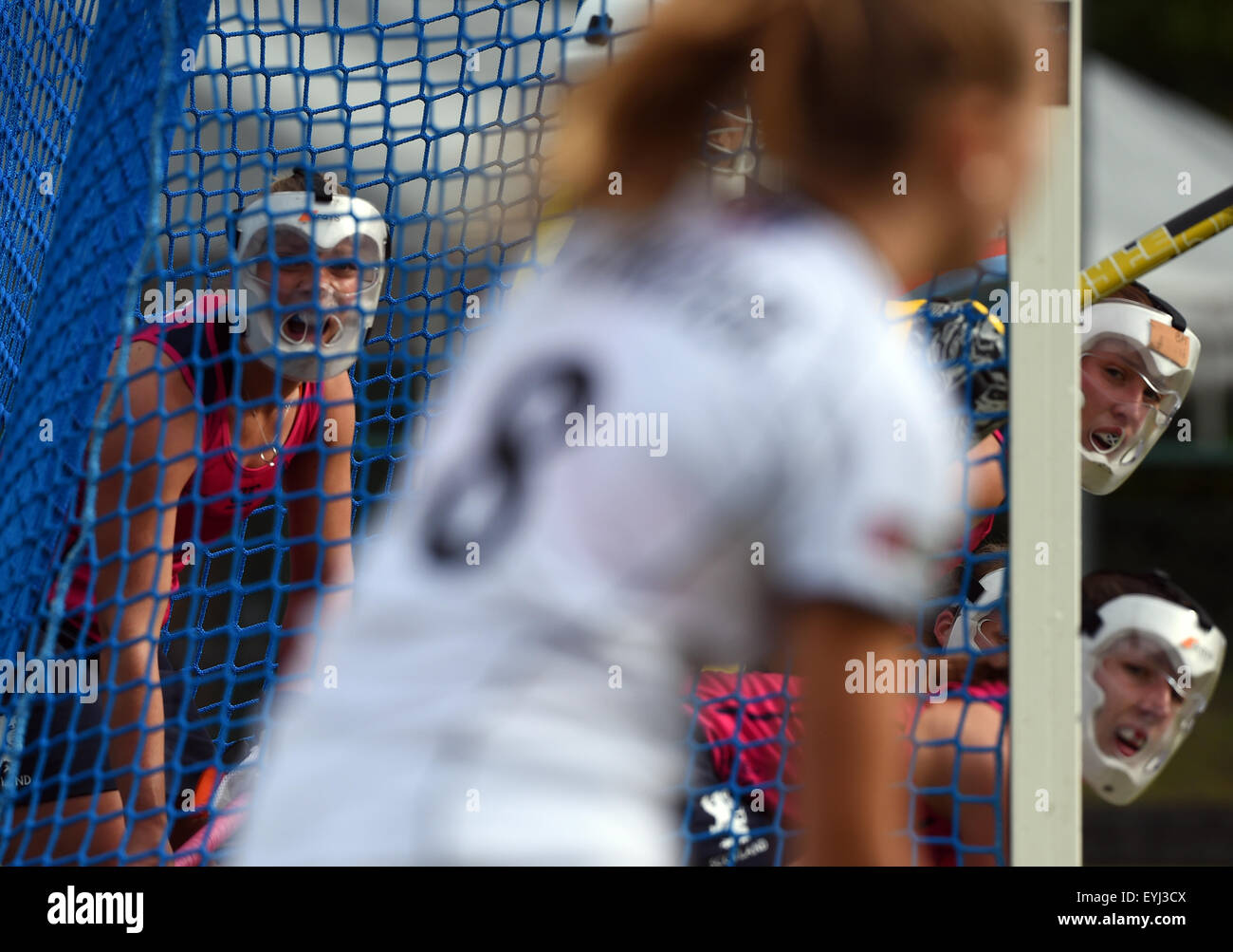 Hambourg, Allemagne. 30 juillet, 2015. Joueurs de l'Ecosse à protéger leurs visages avec des masques pour un coin pendant le match de hockey international des femmes à Hambourg, Allemagne, 30 juillet 2015. PHOTO : MARCUS BRANDT/DPA/Alamy Live News Banque D'Images