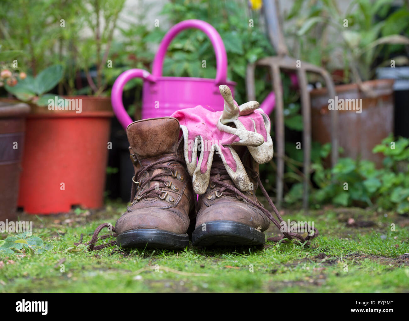 Des bottes et des gants de jardinage. Selective focus Banque D'Images