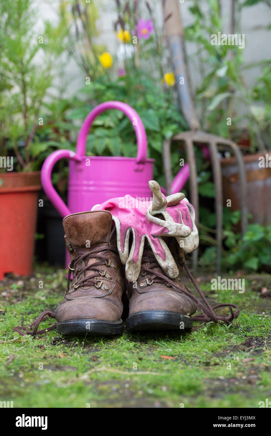 Des bottes et des gants de jardinage. Selective focus Banque D'Images