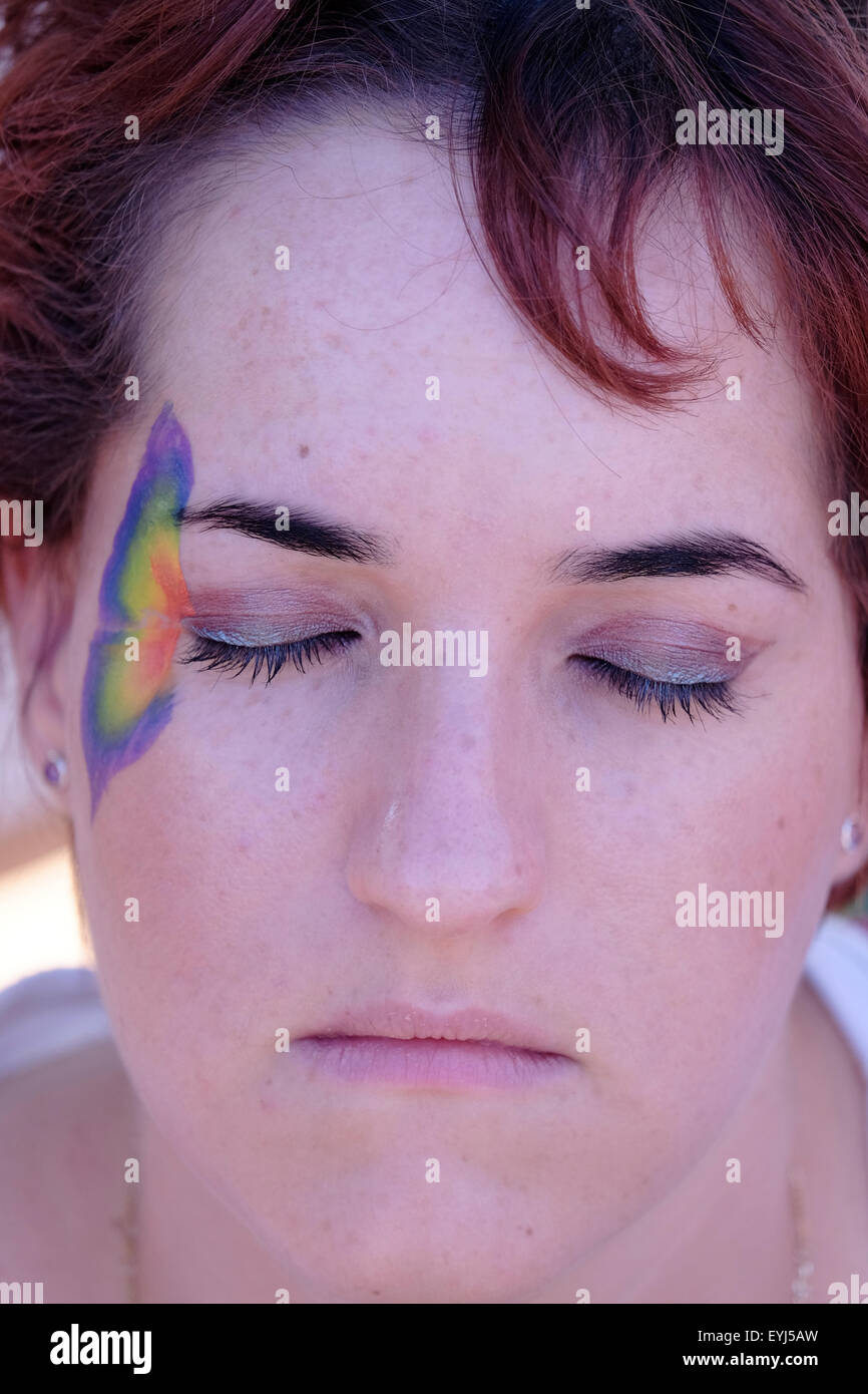 Un Juif avec un arc-en-ciel la peinture dans son visage prenant part à l'assemblée annuelle Gay Pride à Jérusalem le 30 juillet 2015. Israël est largement considérée comme ayant des droits des homosexuels, les politiques libérales en dépit de l'hostilité envers les homosexuels, particulièrement les hommes, dans la communauté juive ultra-orthodoxe Crédit : Eddie Gerald/Alamy Live News Banque D'Images