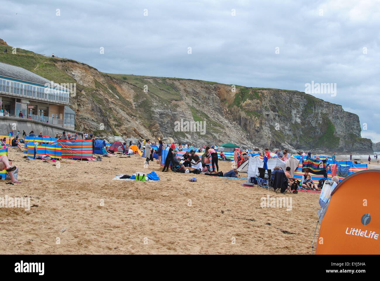 Occupé à Watergate Bay Beach à Newquay Cornwall Banque D'Images