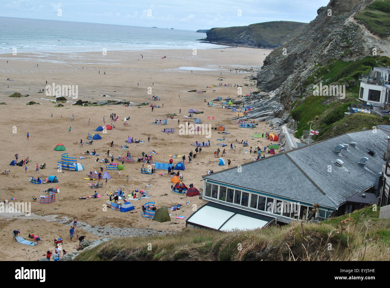 Occupé à Watergate Bay Beach à Newquay Cornwall Banque D'Images