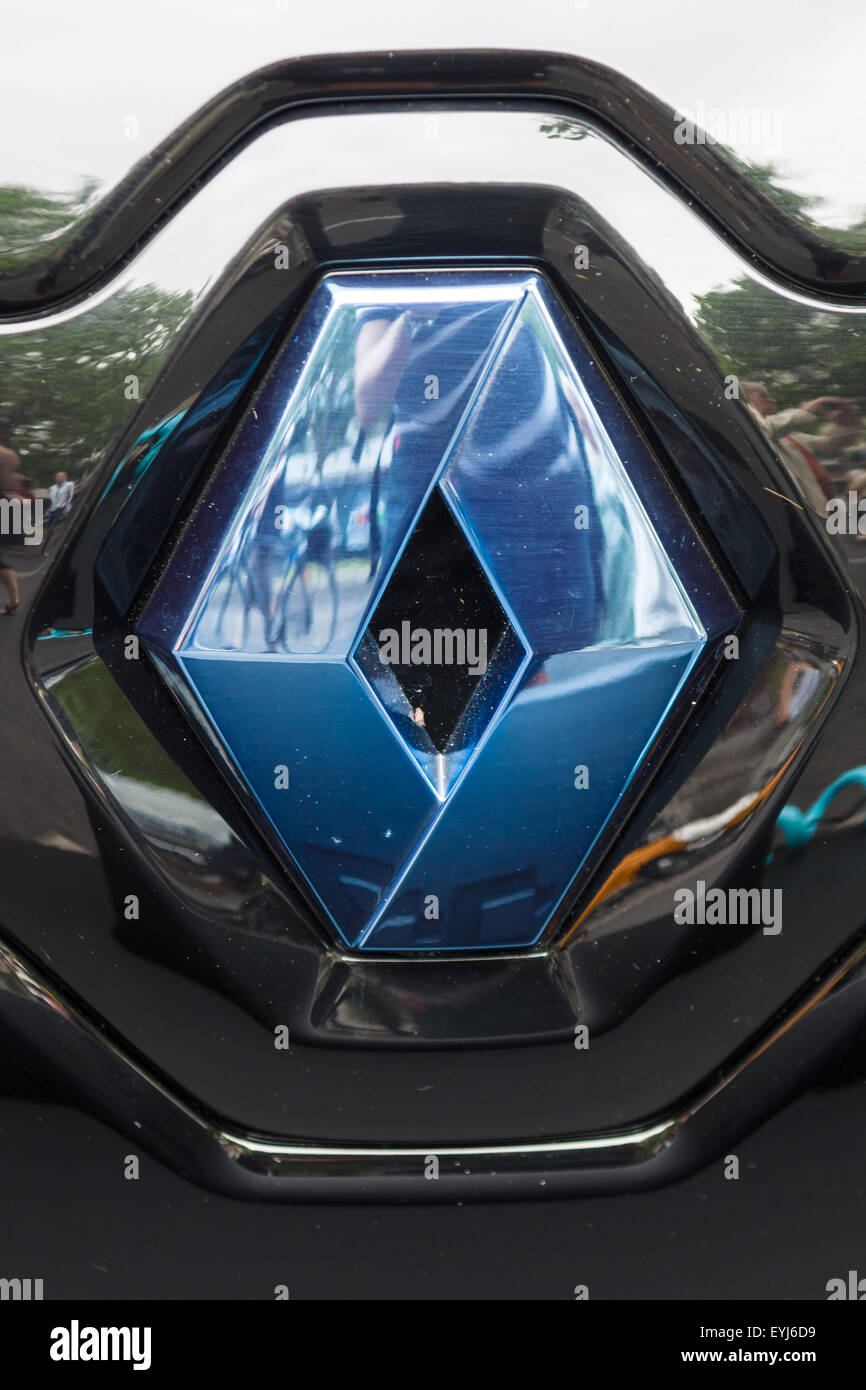 BERLIN - 14 juin 2015 : emblème d'un véhicule électrique à deux places Renault Twizy Z.E. Les Classic Days sur Kurfuerstendamm. Banque D'Images