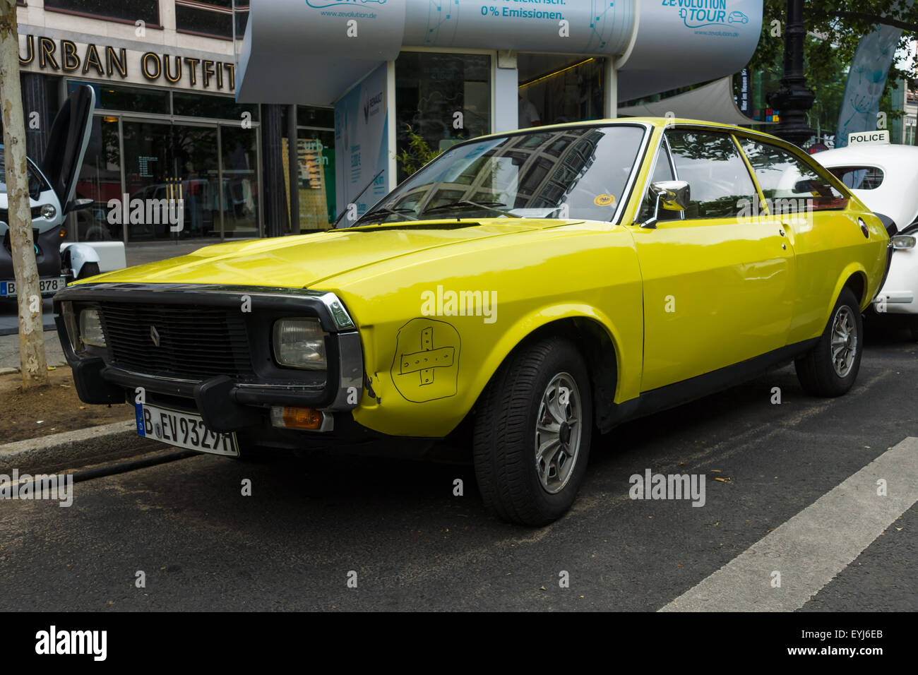 BERLIN - 14 juin 2015 : De la mi-voiture de sport taille 15 Renault TL, 1974. Les Classic Days sur Kurfuerstendamm. Banque D'Images