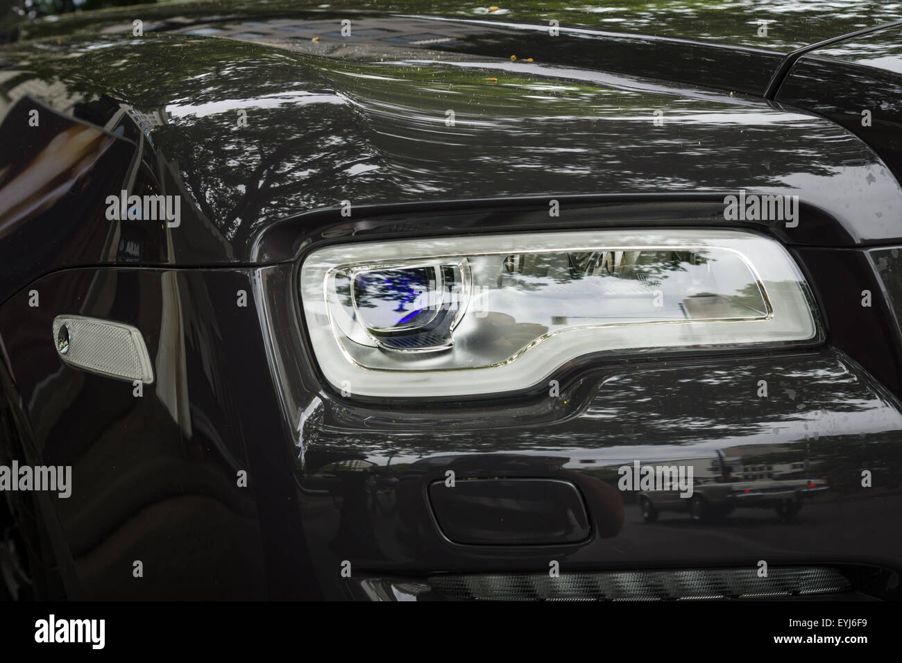 BERLIN - 14 juin 2015 : Fragment de la grande voiture de luxe Rolls-Royce Ghost (depuis 2010). Les Classic Days sur Kurfuerstendamm Banque D'Images