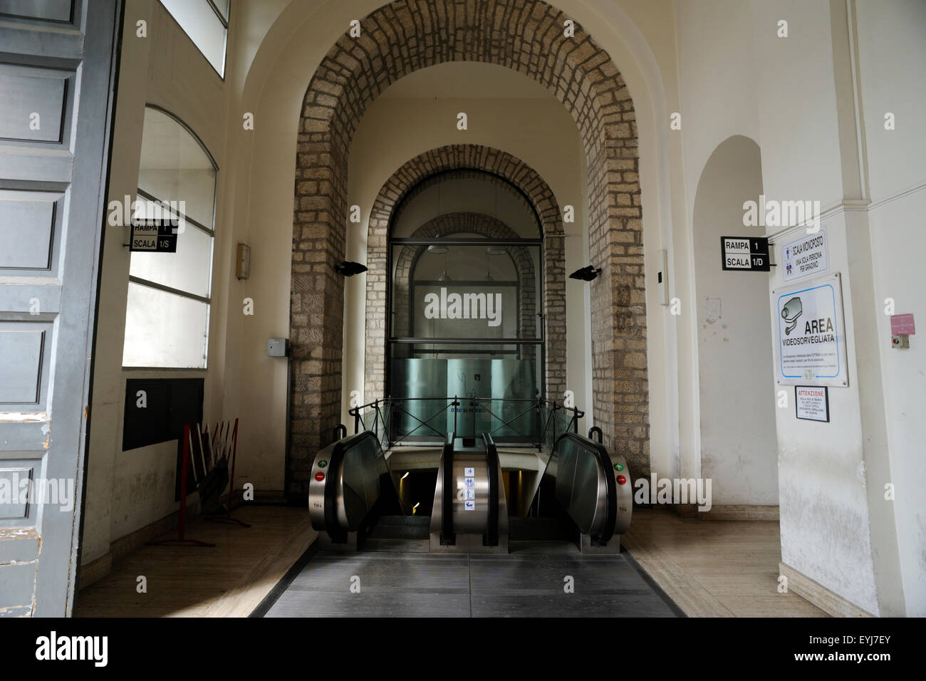 Italie, Basilicate, Potenza, le nouveau système d'escaliers mécaniques et d'ascenseurs menant au centre-ville, depuis Corso Umberto I. Banque D'Images