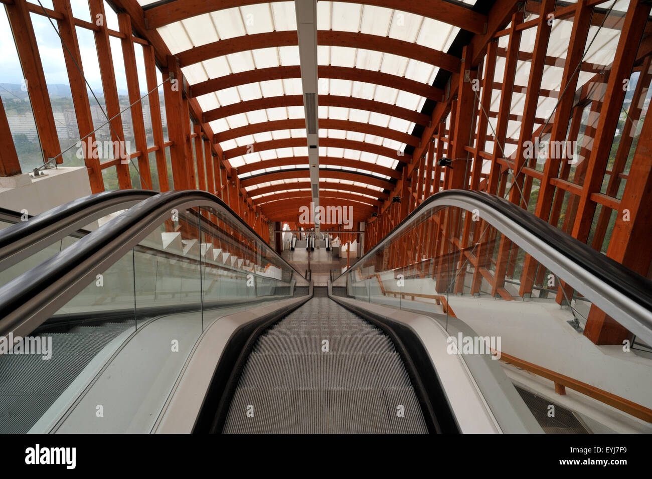 Italie, Basilicate, Potenza, le nouveau système d'escaliers mécaniques et d'ascenseurs menant au centre-ville Banque D'Images