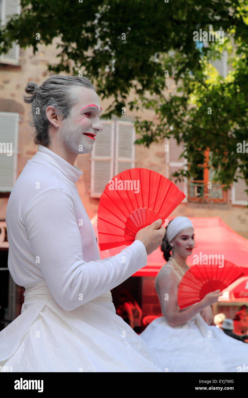 Festival de théâtre de rue. Flâner dans la rue. CIE des Mangeurs de cercle ; spectacle « crinoline ». Aurillac, Cantal, France Banque D'Images