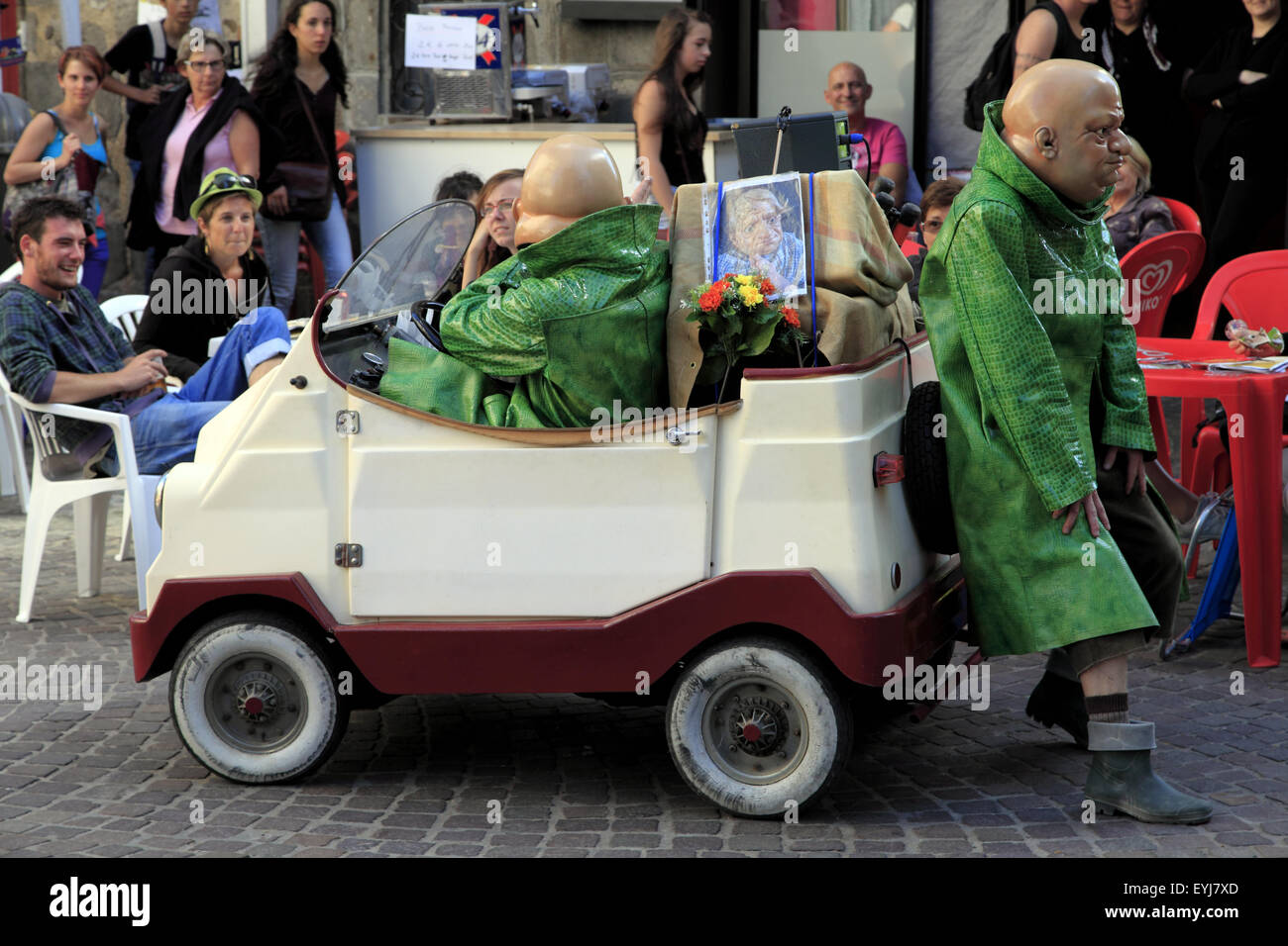 Festival de théâtre de rue. Songes CIE ; afficher « Homs Fums ». CIE ECART. Aurillac, Cantal, France Banque D'Images