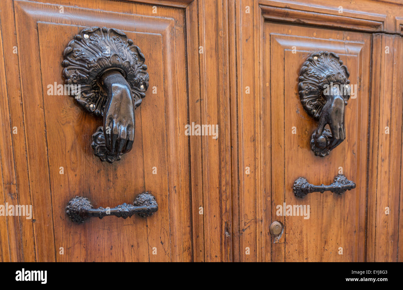 Heurtoirs de porte ouvragée à Lecce. Banque D'Images