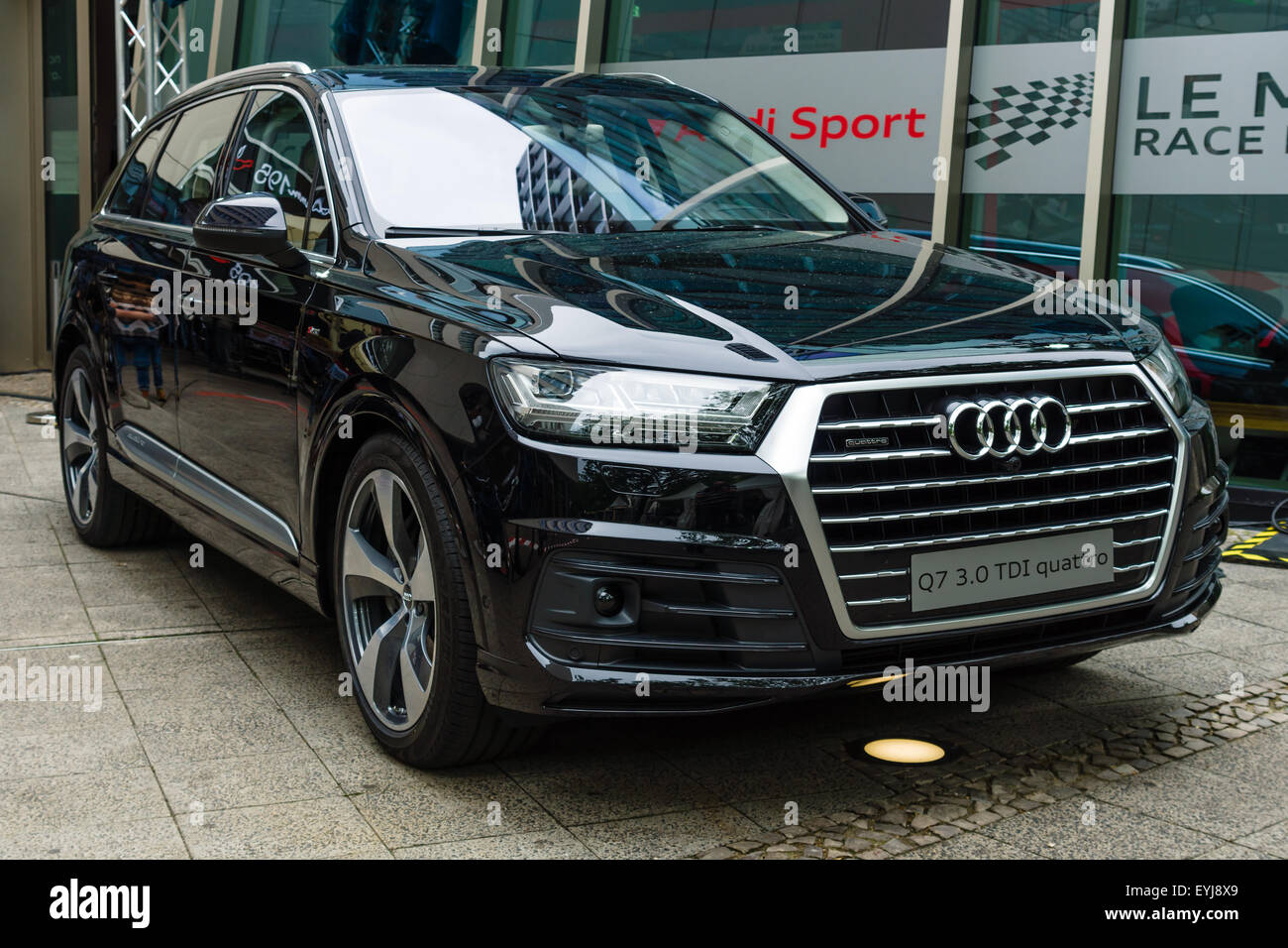BERLIN - 14 juin 2015 : Full-size VUS multisegment de luxe Audi Q7 3.0 TDI quattro. Les Classic Days sur Kurfuerstendamm. Banque D'Images