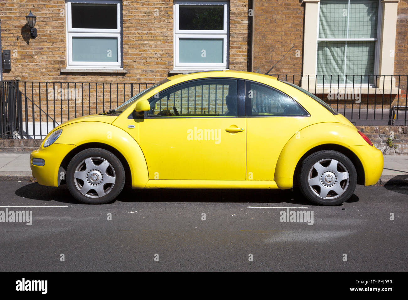 Nouveau Voklswagen Beetle jaune Banque D'Images