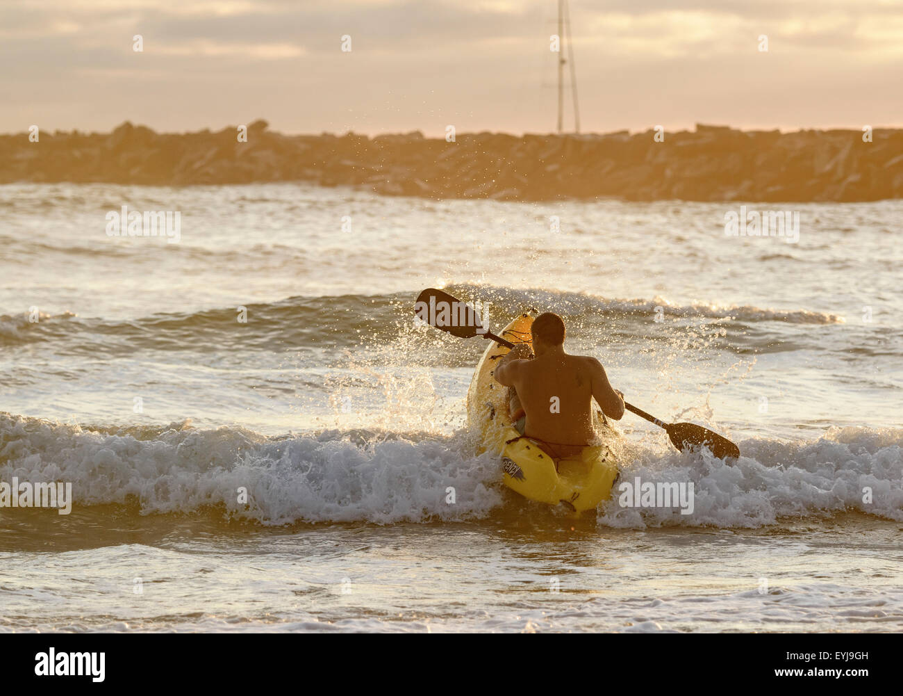 Homme kayak Surf à Ocean Beach, CA Banque D'Images
