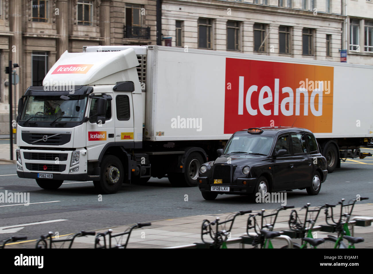 Le trafic, les annonces publicitaires et les voitures sur 'Le Strand', Liverpool, Merseyside, Royaume-Uni Banque D'Images