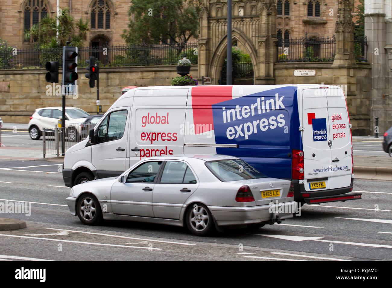 Le trafic, les annonces publicitaires et les voitures sur 'Le Strand', Liverpool, Merseyside, Royaume-Uni Banque D'Images