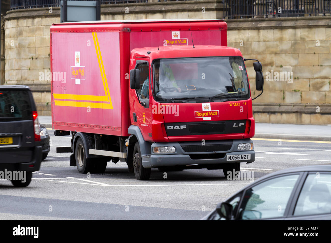 Le trafic, les annonces publicitaires et les voitures sur 'Le Strand', Liverpool, Merseyside, Royaume-Uni Banque D'Images