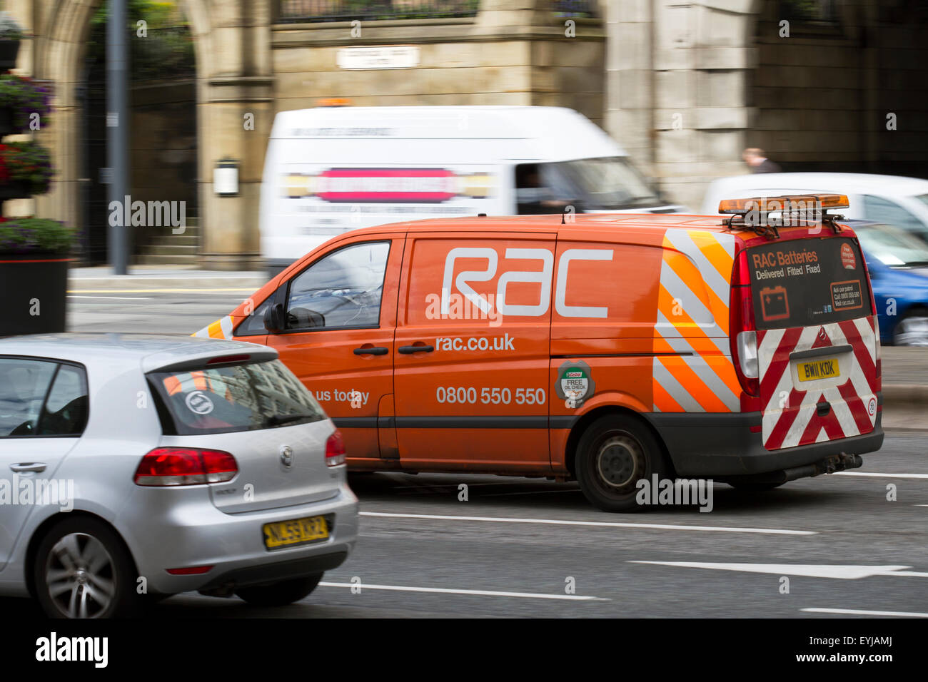 Une Mercedes Vito Van ventilation RAC, à la vitesse de flou sur 'The Strand' à Liverpool, Liverpool, Merseyside, Royaume-Uni Banque D'Images