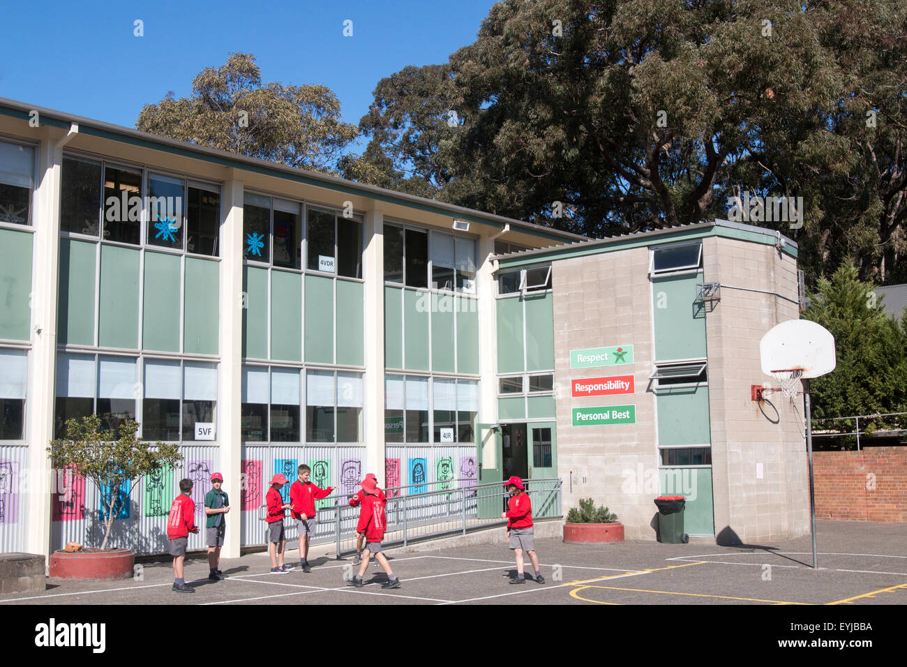 Enfants d'école jouant à des jeux dans leur cour de récréation de l'école primaire, Sydney, NSW, Australie Banque D'Images