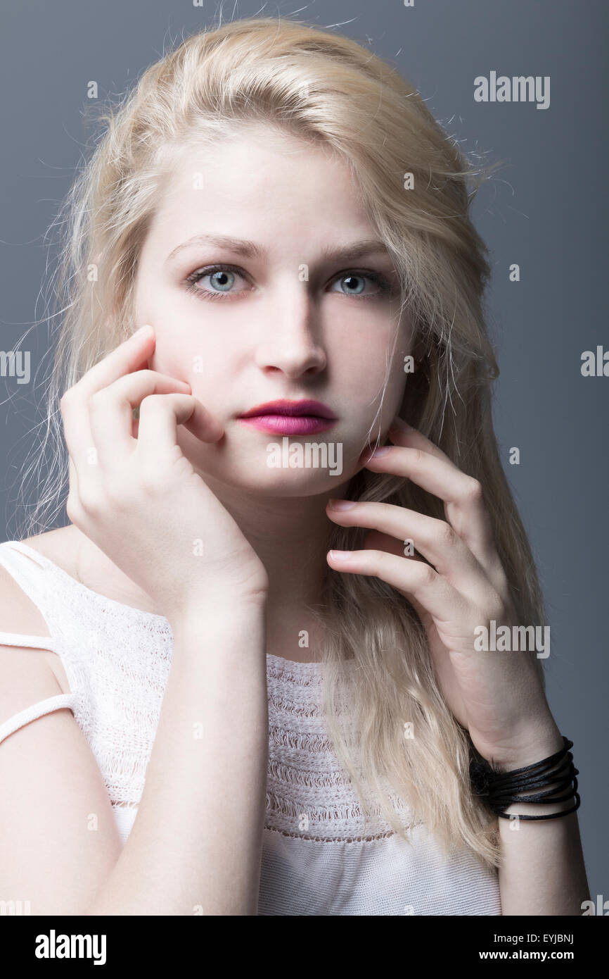 Portrait d'un modèle de l'adolescence russe aux yeux bleus Banque D'Images