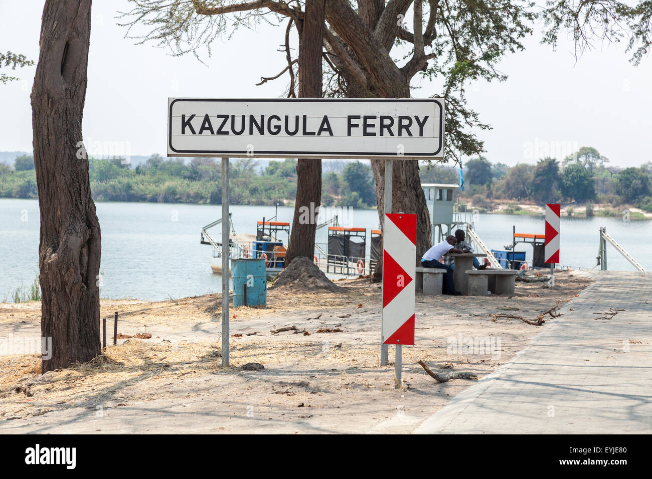 Signe pour le traversier de Kazungula, un passager et ponton de véhicule commercial bac sur la rivière Zambèze, à la frontière entre le Botswana et la Zambie. Banque D'Images