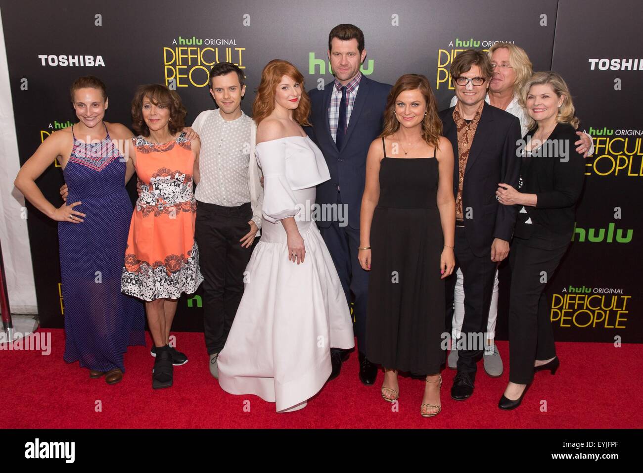 New York, NY, USA. 30 juillet, 2015. Tracee Chimo, Andrea Martin, Cole Escola, Julie Klausner, Billy Eichner, Amy Poehler, James Urbaniak, Scott King, Debra Monk au niveau des arrivées pour les PERSONNES DIFFICILES Premiere sur Hulu, la School of Visual Arts (SVA) Theatre, New York, NY 30 juillet 2015. Crédit : Jason Smith/Everett Collection/Alamy Live News Banque D'Images