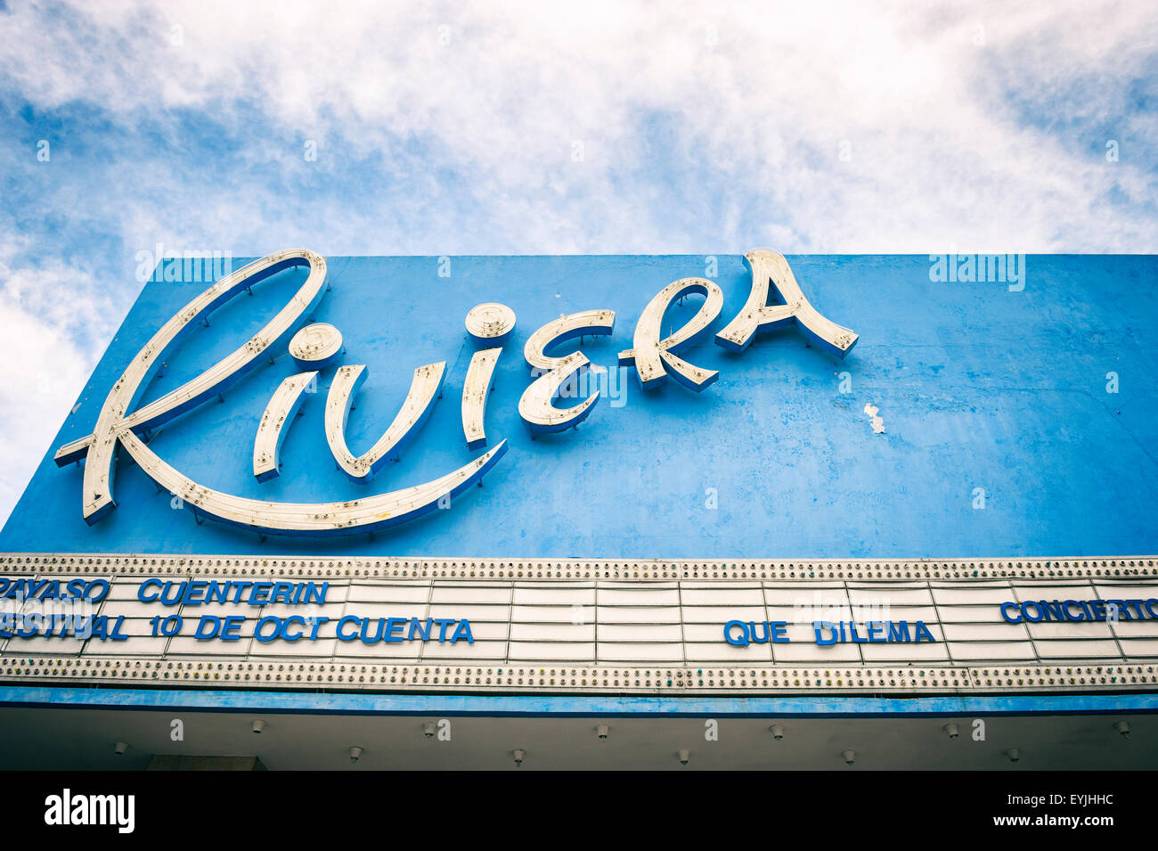 La HAVANE, CUBA - Mai 2011 : Vintage signe pour la Riviera cinema cinéma a peu changé depuis le théâtre ouvert dans les années 1950. Banque D'Images