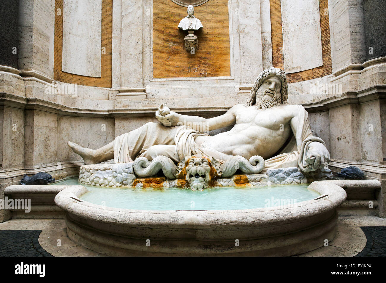Marforio, une statue debout dans Palazzo Nuovo dans le musée du Capitole à Rome Italie Banque D'Images