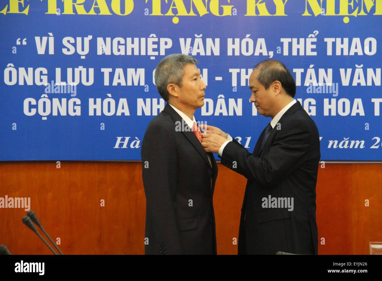 Hanoi, Vietnam. 31 juillet, 2015. Vuong Bich Thang (R), directeur du Département général des sports, remettant la médaille "pour la cause de la Culture, des Sports et tourisme" pour Liu Sanzhen, conseiller culturel de l'ambassade de Chine à Hanoi, Vietnam, 31 juillet 2015. © Le Yanna/Xinhua/Alamy Live News Banque D'Images