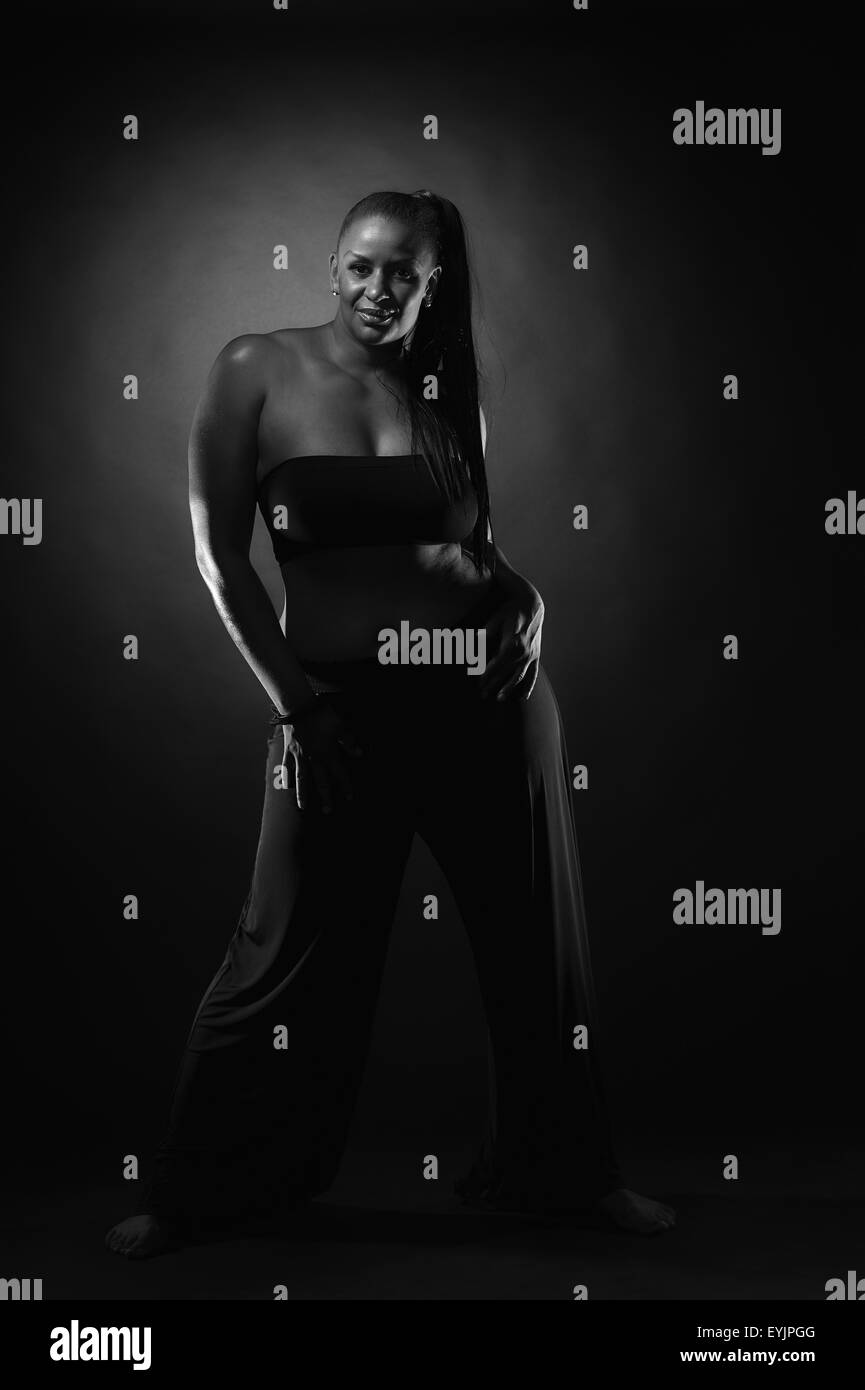 Pleine longueur, belle athletic mixed race woman posing, image en noir et blanc Banque D'Images