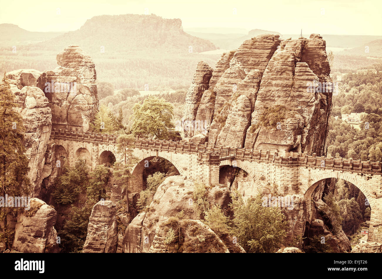 Vieux pont de style carte postale sépia Bastei, Suisse saxonne en Allemagne. Banque D'Images