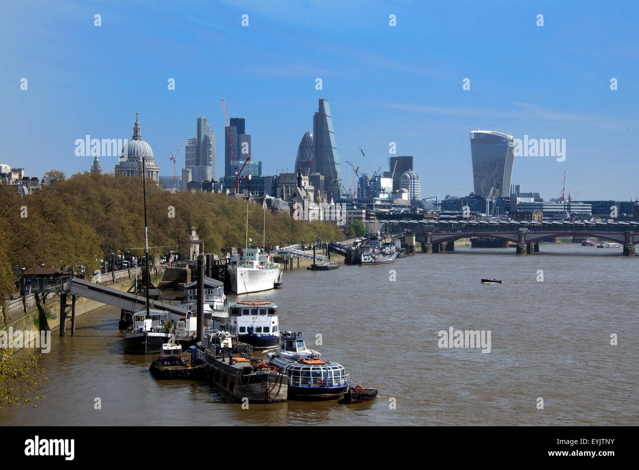 Victoria Embankment Thames et de la ville de Londres en Angleterre Banque D'Images