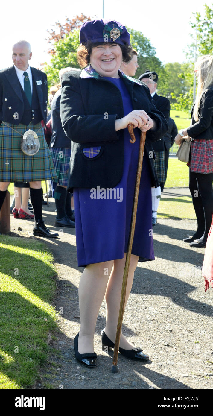 Susan Boyle à West Lothian Highland Games et de la Pipe Band Championships à Bathgate, West Lothian. Susan a été Chieftain en 2014 et remis les Cromach Chieftan's (a Shepherd's crook) à 2015 Chieftain, Alistair Todd, directeur général de Calor en Écosse. Avec : Susan Boyle Où : Bathgate, Royaume-Uni Quand : 30 mai 2015 C Banque D'Images