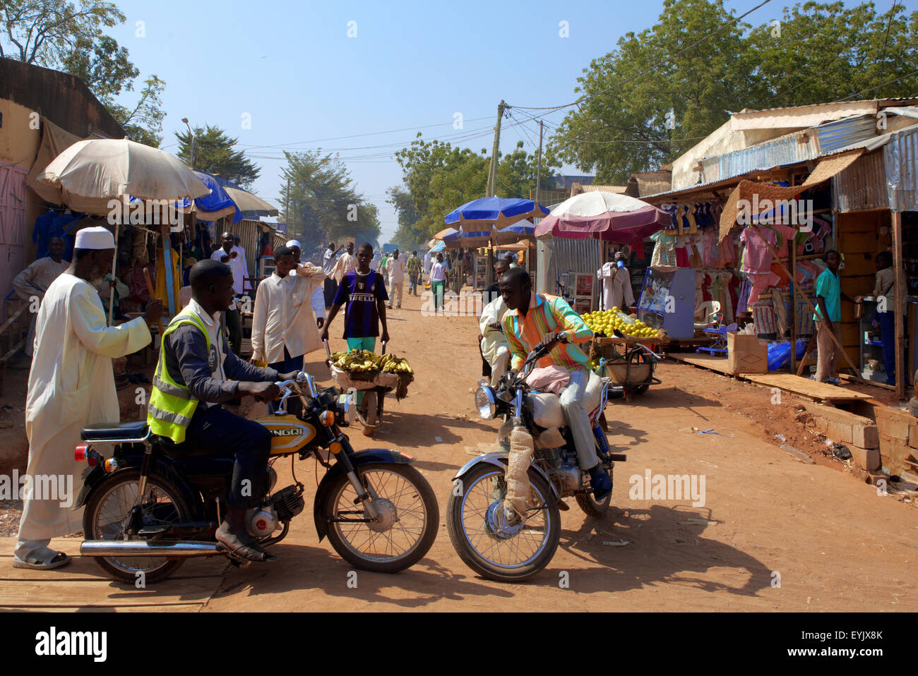 L'Afrique, Cameroun, Province du Nord, la ville de Garoua, le marché et le trafic avec la moto-taxis Banque D'Images
