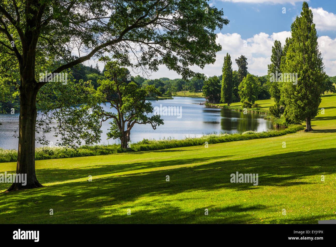 Vue sur le lac et le parc à Bowood House dans le Wiltshire en été. Banque D'Images