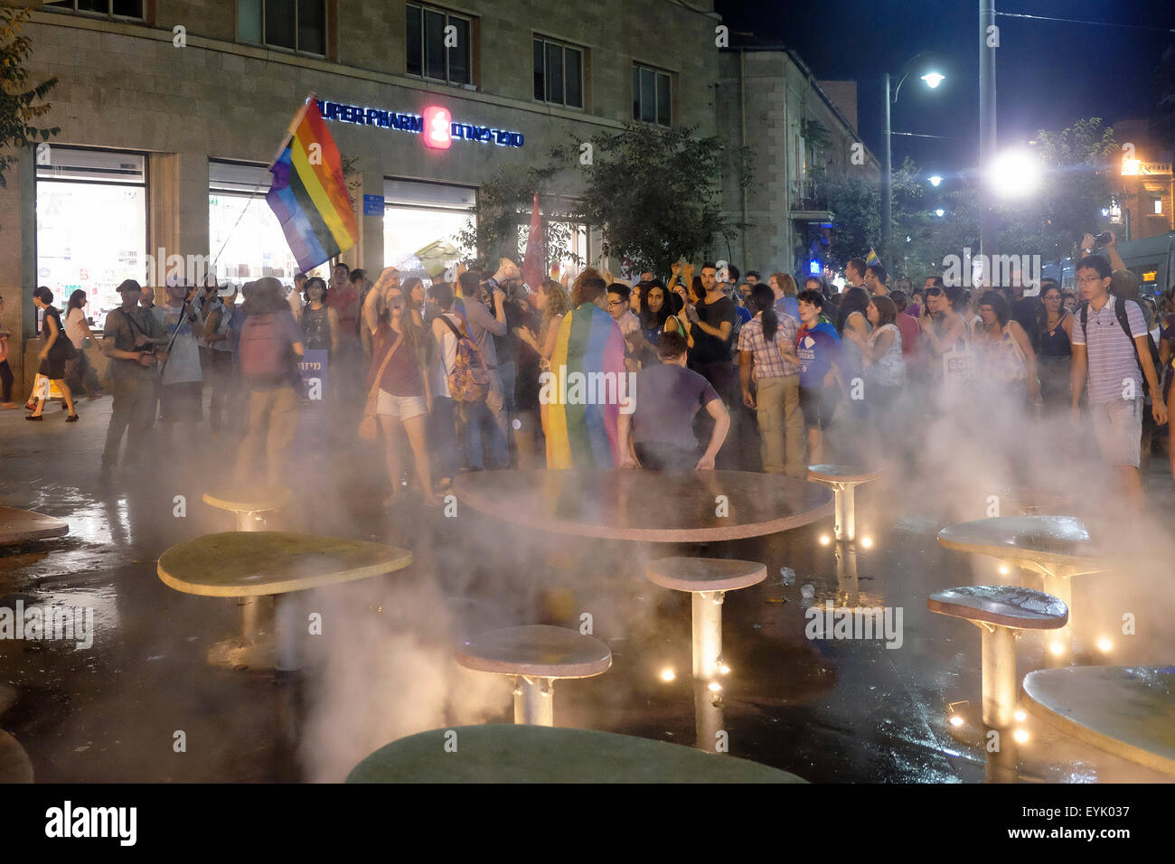 Les partisans de la communauté LGBT marchent dans le centre de Jérusalem après l'incident au cours duquel un juif ultra orthodoxe a poignardé six personnes à la parade de la fierté à Jérusalem en Israël Banque D'Images