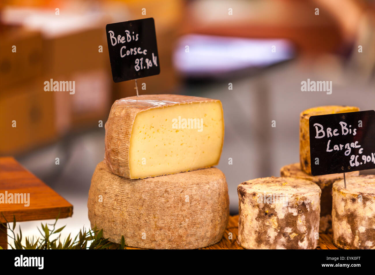 Des morceaux de fromages différents dans un marché français. Coup horizontal avec selective focus Banque D'Images