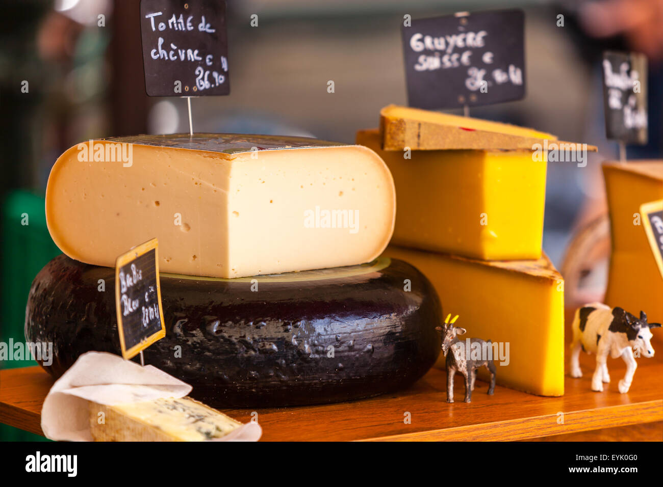 Des morceaux de fromages différents dans un marché français. Coup horizontal avec selective focus Banque D'Images