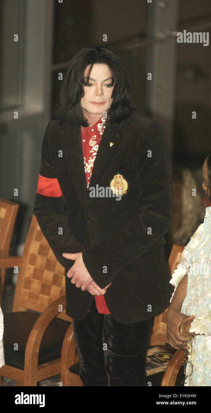 Pop Star Michael Jackson assiste à un événement à l'ambassade éthiopienne avant de recevoir le Prix humanitaire de l'Association des conjoints des ambassadeurs africains à Washington, D.C.. Banque D'Images