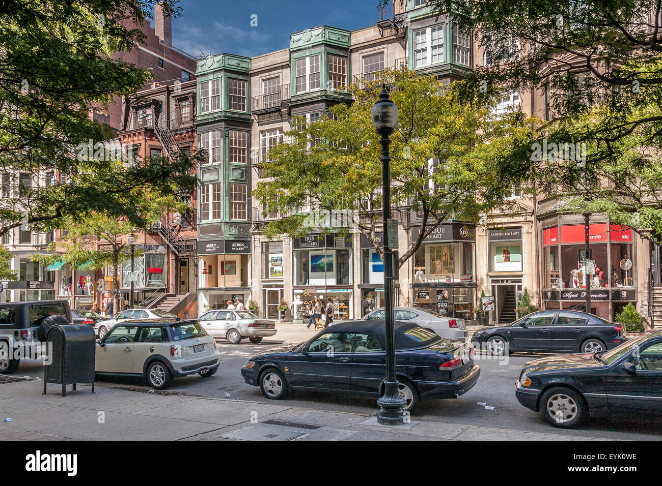 Les acheteurs et les visiteurs le long de Newbury Street, Boston's premier shopping destination, Boston, Massachusetts Banque D'Images