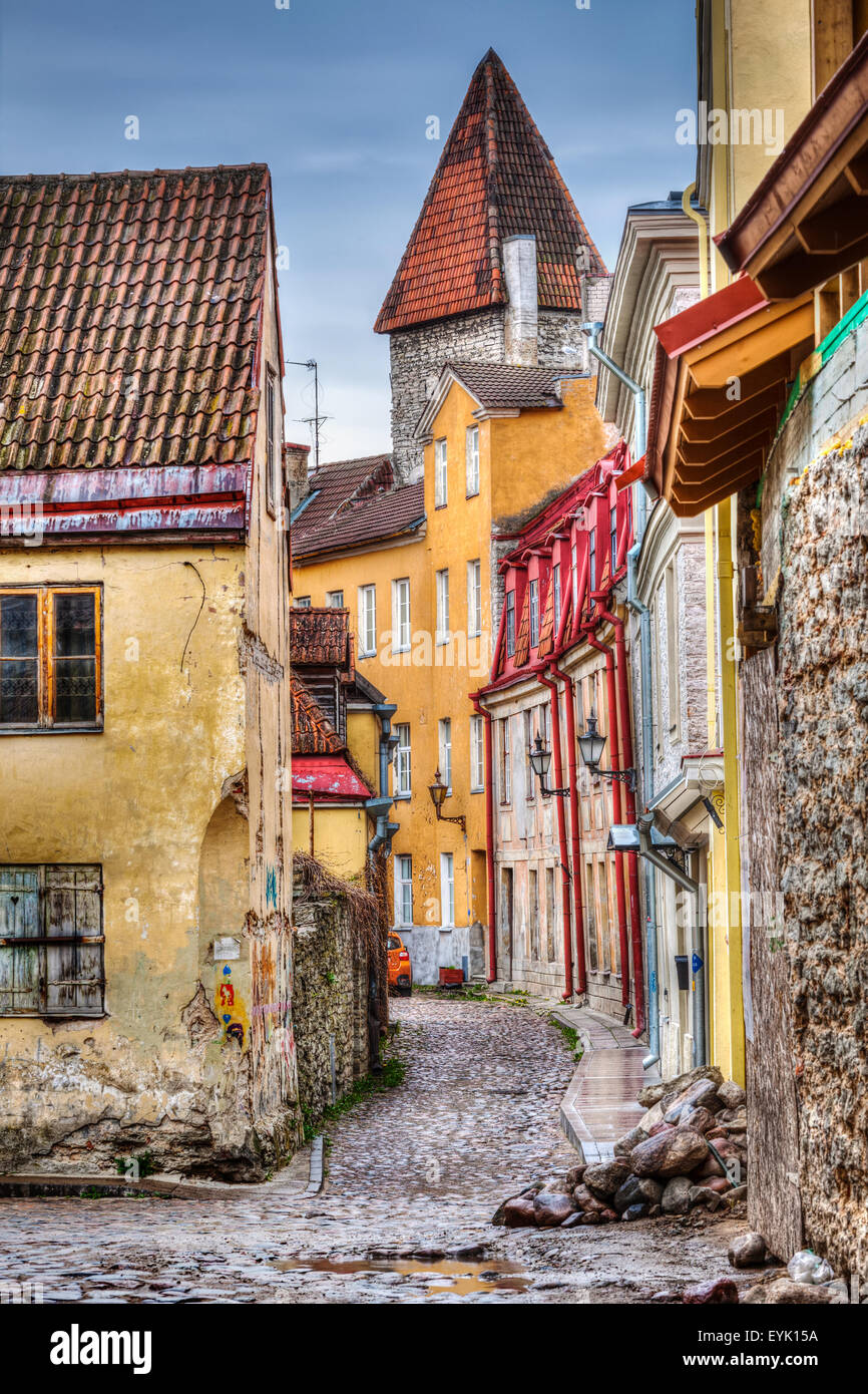 Rue de la vieille ville de Tallinn, Estonie. Grande gamme dynamique (HDR) droit Banque D'Images