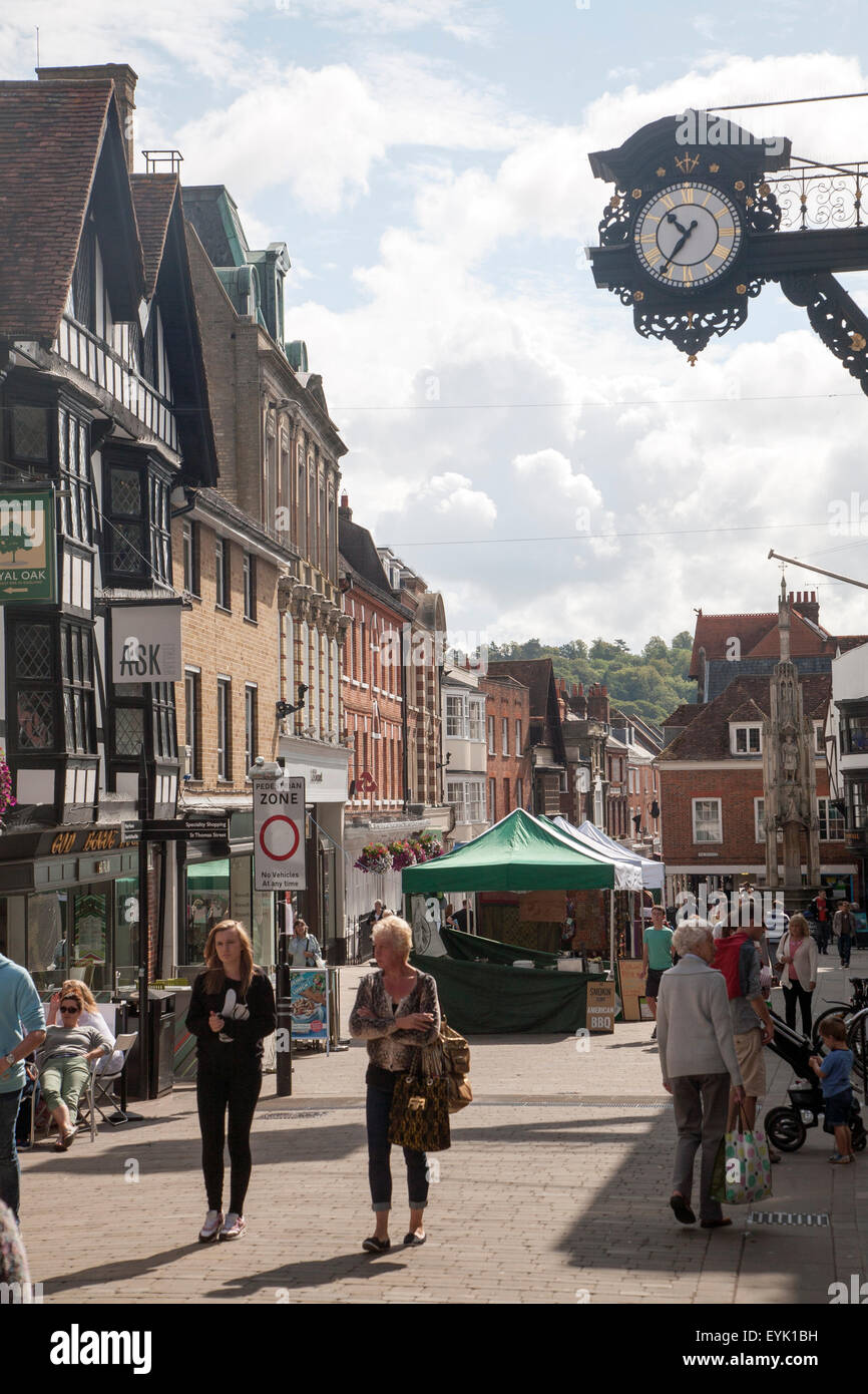 Les gens de shopping dans la rue piétonne animée avec les étals de marché à Winchester, Hampshire, England, UK Banque D'Images
