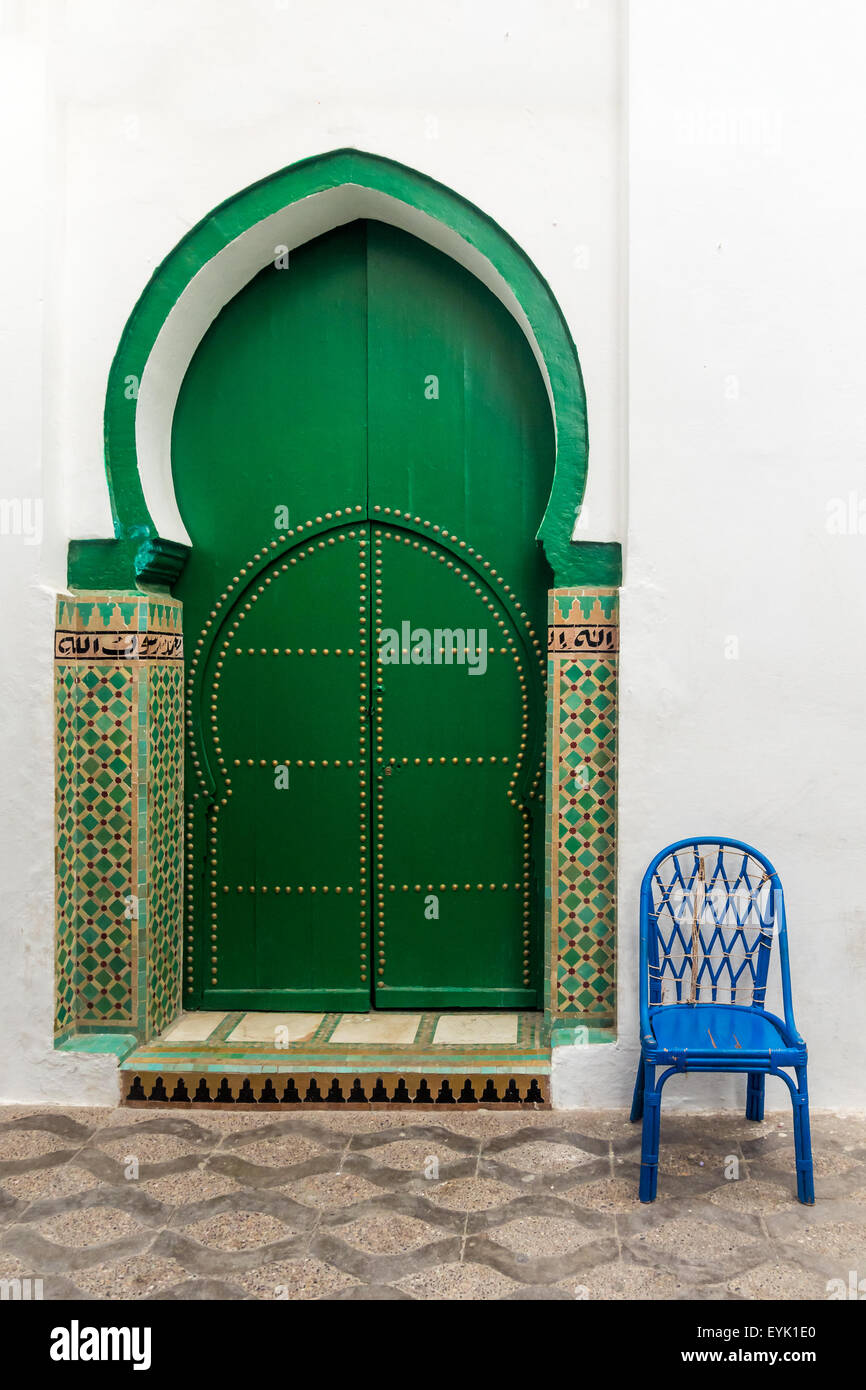 Porte de la mosquée dans la médina d'Asilah, Maroc Banque D'Images