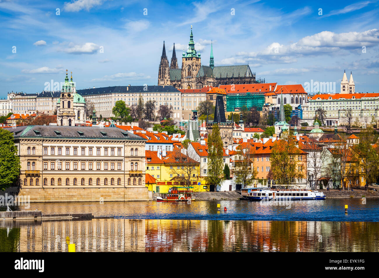 Voir d'Gradchany et le château de Prague et cathédrale Saint-Guy de Prague sur la rivière Vltava Banque D'Images