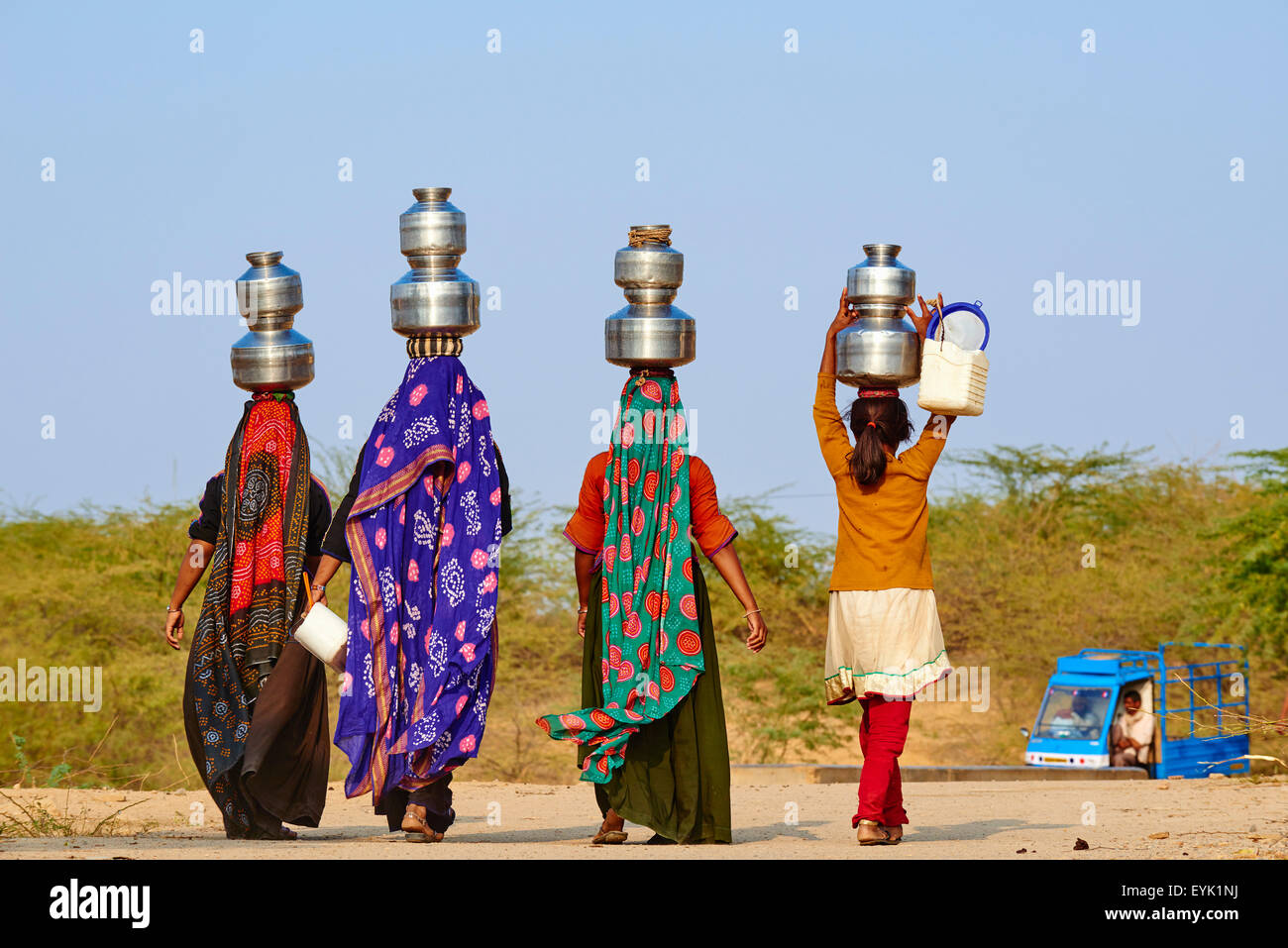L'Inde, le Gujarat, Kutch, Dhrang Ahir village, groupe ethnique, les femmes au bien de l'eau Banque D'Images