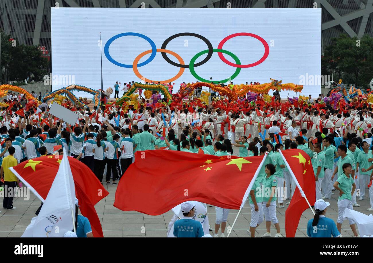 Beijing, Chine. 31 juillet, 2015. Les gens se rassemblent pour célébrer les Jeux Olympiques à Beijing en vert, capitale de la Chine, le 31 juillet 2015. Beijing, avec son voisin, Zhangjiakou ville a remporté la candidature pour accueillir les Jeux Olympiques d'hiver de 2022. Credit : Guo Yong/Xinhua/Alamy Live News Banque D'Images