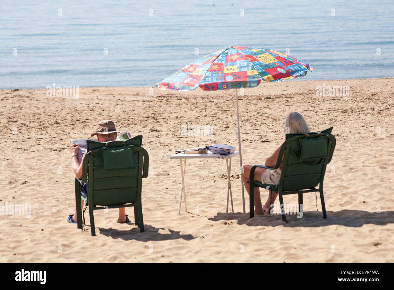 Bournemouth, Dorset, UK 31 juillet 2015. Météo France : Eau chaude journée ensoleillée à la plage de Bournemouth, station balnéaire de la tête des visiteurs et la température augmente. Presque en août, selon les économistes qui pourraient apporter des vagues et être le plus chaud Crédit : Carolyn Jenkins/Alamy Live News Banque D'Images