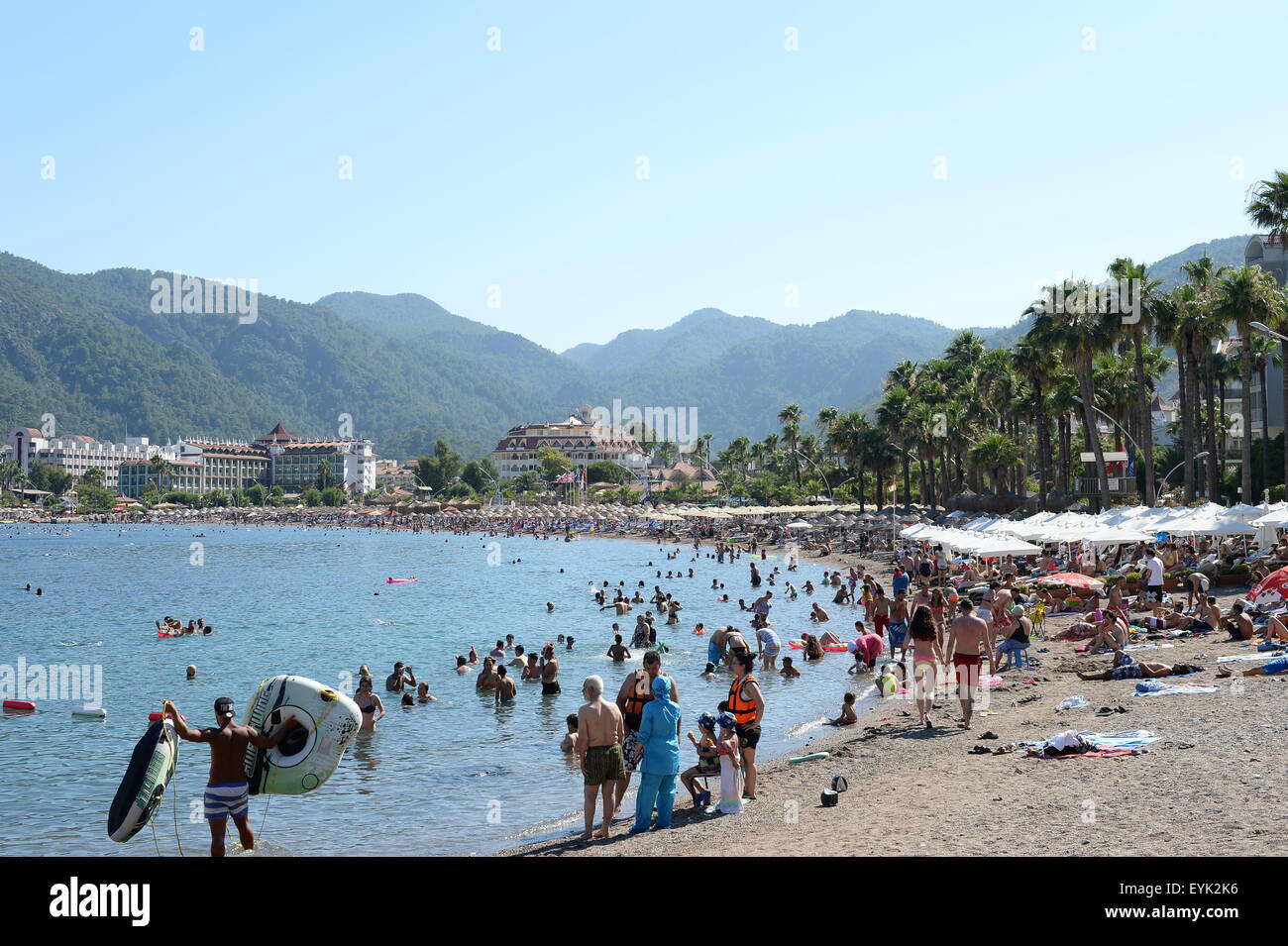 Les touristes sur la plage de Marmaris, Içmeler près de la province de Muğla, Turquie Banque D'Images