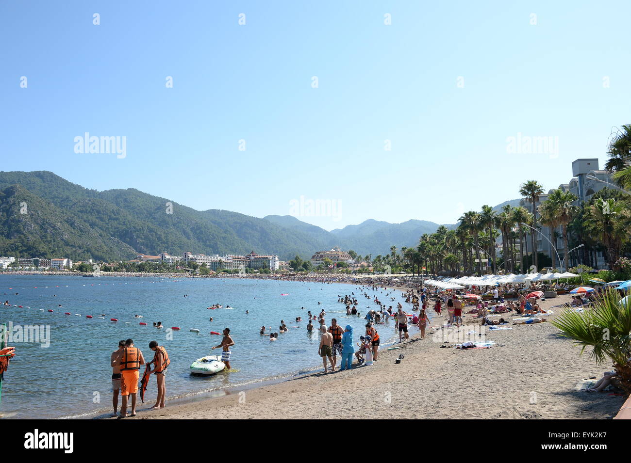 Les touristes sur la plage de Marmaris, Içmeler près de la province de Muğla, Turquie Banque D'Images